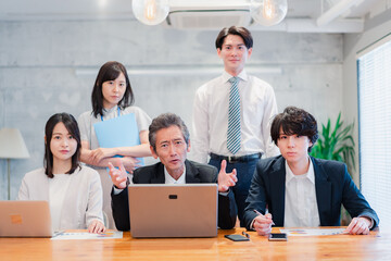 Obraz premium オフィスで楽しく働くビジネスパーソン