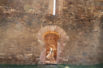 Mulher em porta de ruína em natividade, tocantins