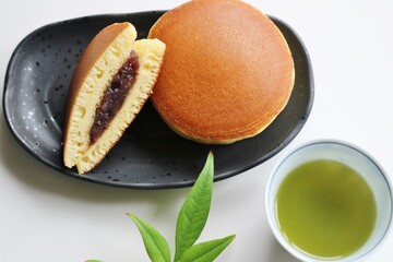 嬉しいティータイム　ふんわい美味しいどら焼き　緑茶　南天の葉