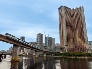 建設中のタワーマンションとモノレール