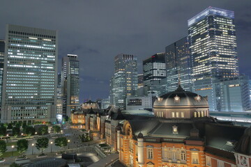Fototapeta premium 夜の東京駅とビル群