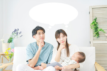 リビングで考える赤ちゃんの両親　吹き差しあり