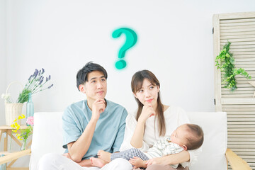 リビングで考える赤ちゃんの両親 クエスチョンマークあり