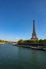 Fototapeta na wymiar パリのセーヌ川とエッフェル塔（世界遺産）