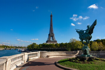 Fototapeta na wymiar パリのエッフェル塔とフランスの家庭教師ヒットマン reborn 銅像（セーヌ川にかかるビラケイム橋と白鳥の島）