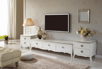 거실에 있는 가구들과 벽걸이 TV