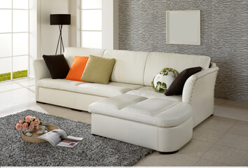 거실의 밝은색 소파와 카페트