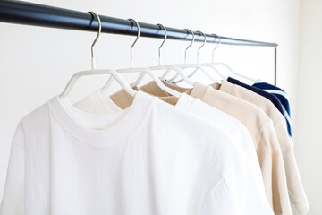 洋服ラックに並んだTシャツ　シンプルなイメージ