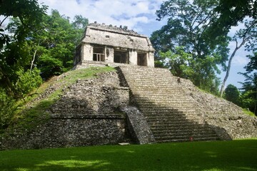mayan pyramid in chichen itza