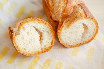 切り分けたフランスパン