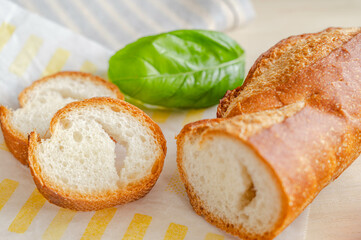 切り分けたフランスパン