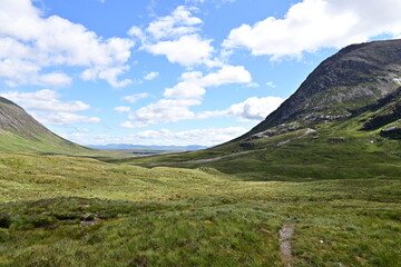 Ausblick und Wanderweg in das Tal Glen Coe in den Schottischen Highlands, Glencoe, Argyll,...