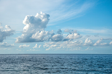 Paesaggio marino con nuvole