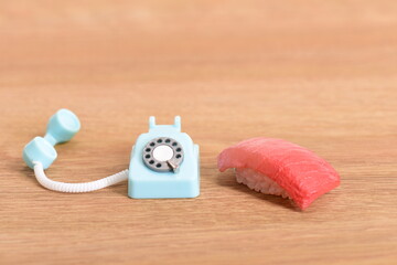 玩具のにぎりと受話器が外れたアナログ電話機