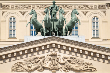 Obraz premium architectural composition of 4 horses on the portico of the Bolshoi Theater in Moscow, quadriga