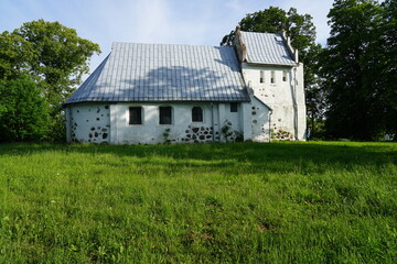 Fototapeta na wymiar Alte Dorfkirche in Klopotowo einem kleinen Dorf in der Woiwodschaft Westpommern in Polen.