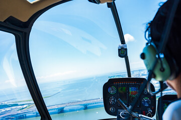 ヘリコプターを操縦するパイロット