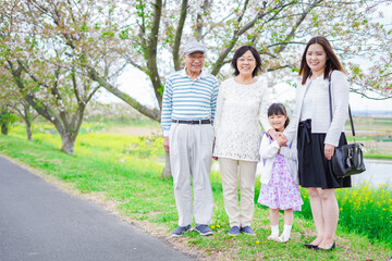 Obraz premium ランドセルを背負った女の子と家族
