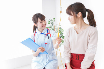 病気の治療をする女性