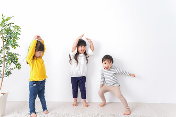 笑顔で遊ぶ子ども