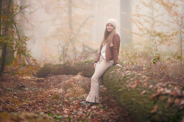Jeune fille qui se prom&egrave;ne dans la for&ecirc;t en automne