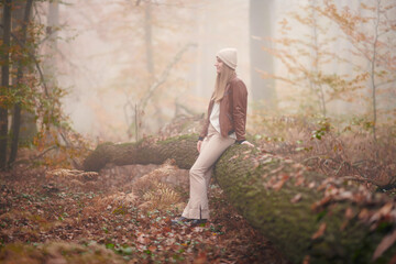 Jeune fille qui se prom&egrave;ne dans la for&ecirc;t en automne