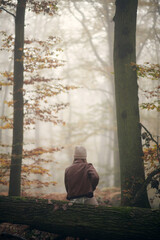 Jeune fille qui se prom&egrave;ne dans la for&ecirc;t en automne