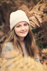 Jeune fille qui se prom&egrave;ne dans la for&ecirc;t en automne