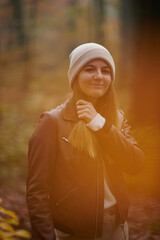 Jeune fille qui se prom&egrave;ne dans la for&ecirc;t en automne