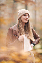 Jeune fille qui se prom&egrave;ne dans la for&ecirc;t en automne