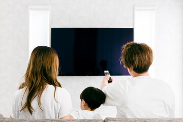 家のリビングでテレビを見る家族（子供）
