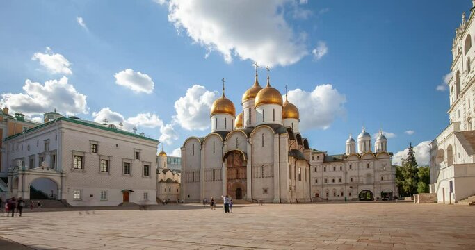 Kathedrale Dormition (Asumption) mit Blick auf die Annunziations-Kathedrale, Moskau Kreml, Russland. Panoramablick auf die alten russisch-orthodoxen Kirchen im Zentrum Moskaus. Time lapse.