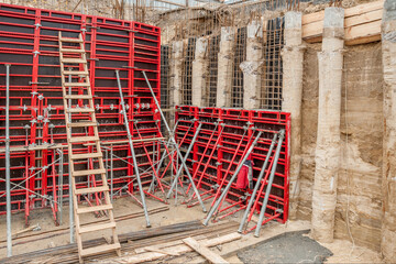 Monolithic structural elements and formwork in the construction of a residential building