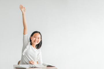 授業中に手を上げる笑顔の小学生（夏期講習）
