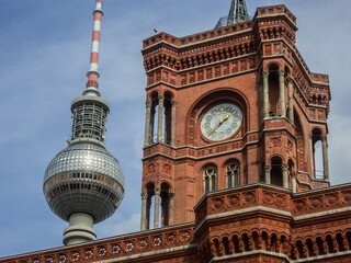 Berliner Fernsehturm und Rotes Rathaus - Alexanderplatz - Berlin Mitte im Sommer
