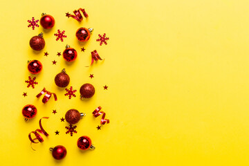 Christmas composition. a pattern of christmas balls on colored background. Flat lay, top view New year decor