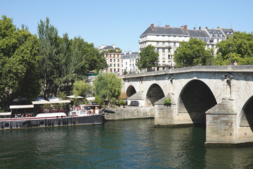 Pont-Neuf et péniche à Paris