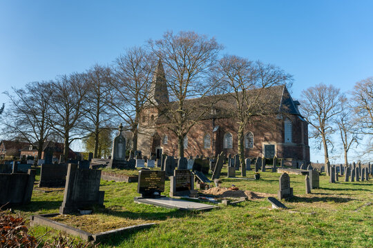 Village church (Dorpskerk) in Hoog-Keppel (Gelderland, The Netherlands) with graveyard.