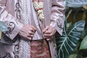 Fototapeta na wymiar the bride wears traditional Indonesian clothes