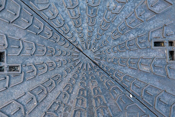 Plaque d'égout métallique fermée