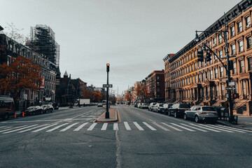 Calle vacía y sin tráfico en el barrio de Harlem en Nueva York  - obrazy, fototapety, plakaty