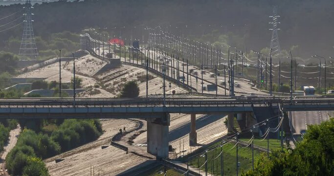 Zeitraffer Aufnahme auf eine Br&uuml;cke mit viel Vehrkehr in Stadt Kaluga in Russland