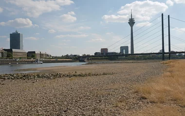 Schilderijen op glas Climate change - dry riverbed during a severe drought in Düsseldorf, Germany © lensw0rld