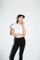 スポーティなファッションをした若い女性のポートレート