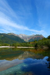 Plakat 中部山岳国立公園。上高地の名所、大正池から穂高連峰を望む。松本、長野、日本。10月上旬。