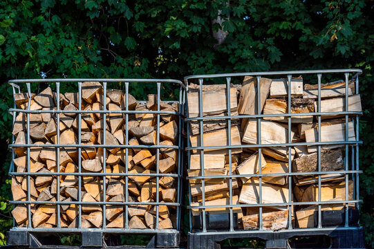 Kaminholz, Brennholz, Raummeter Buche in einer Gitterbox. Ster oder Klafter