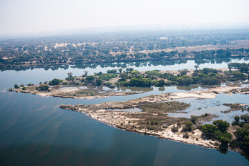 Flussdelta in afrikanischer Savanne. Grüne Küsten, Steppenlandschaft. Üppige Wälder,...