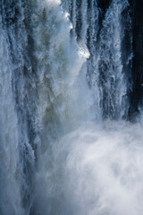 Stark schäumende Wasserfälle. Gefährliche fließende Gewässer. Reißende Strömung. Becken eines Wasserfalls.