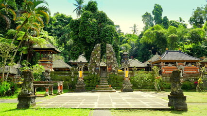 sch&ouml;ner hinduistischer Tempel "Gunung Kawi Sebatu" mit hl. Quellen in Bali bei Ubud in tropischer Umgebung 
