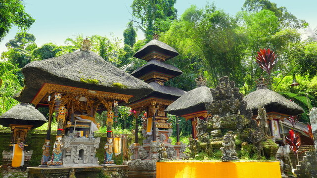 sch&ouml;ner hinduistischer Tempel "Gunung Kawi Sebatu" mit vielen Geb&auml;uden in Bali bei Ubud in den Tropen